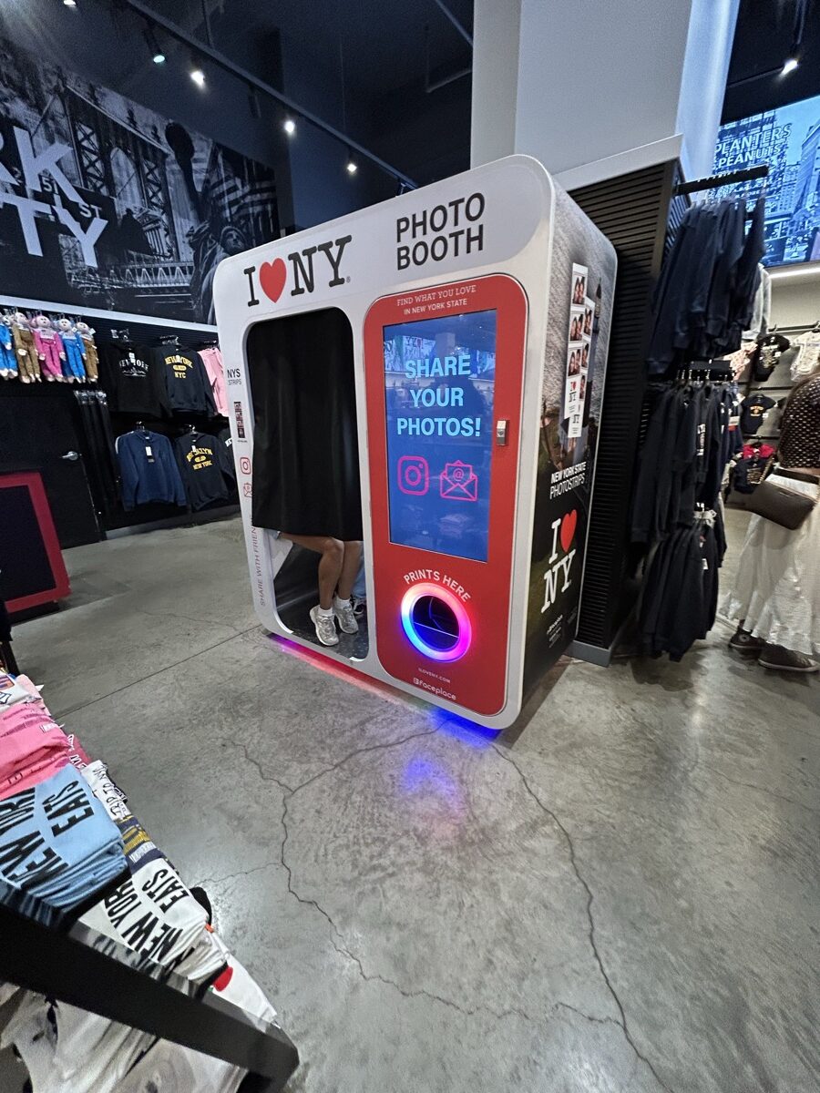 I LOVE NYのロゴが入った店内フォトブース