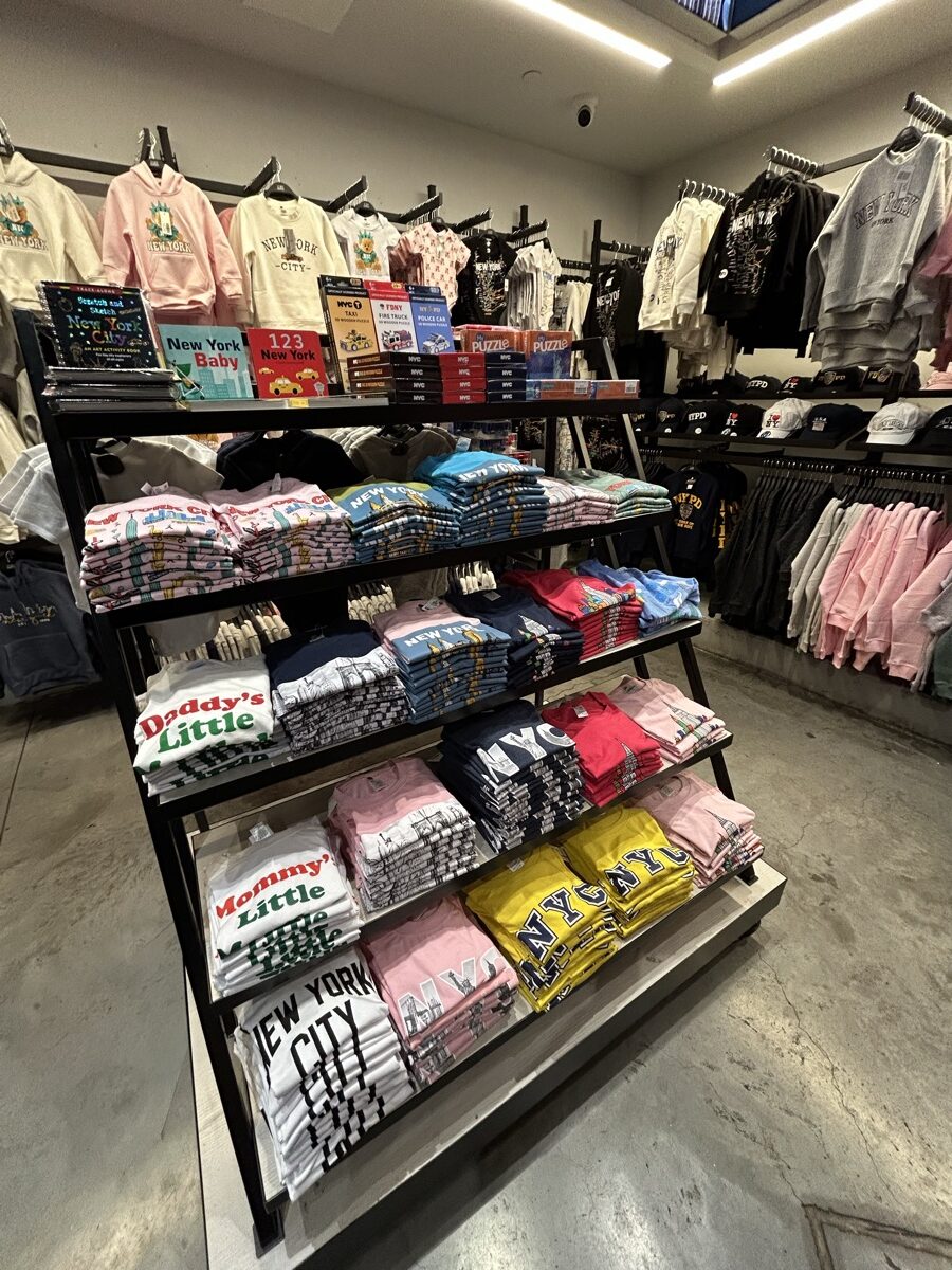 New York BabyやNYPD風キッズ服が並ぶ子ども向け売り場