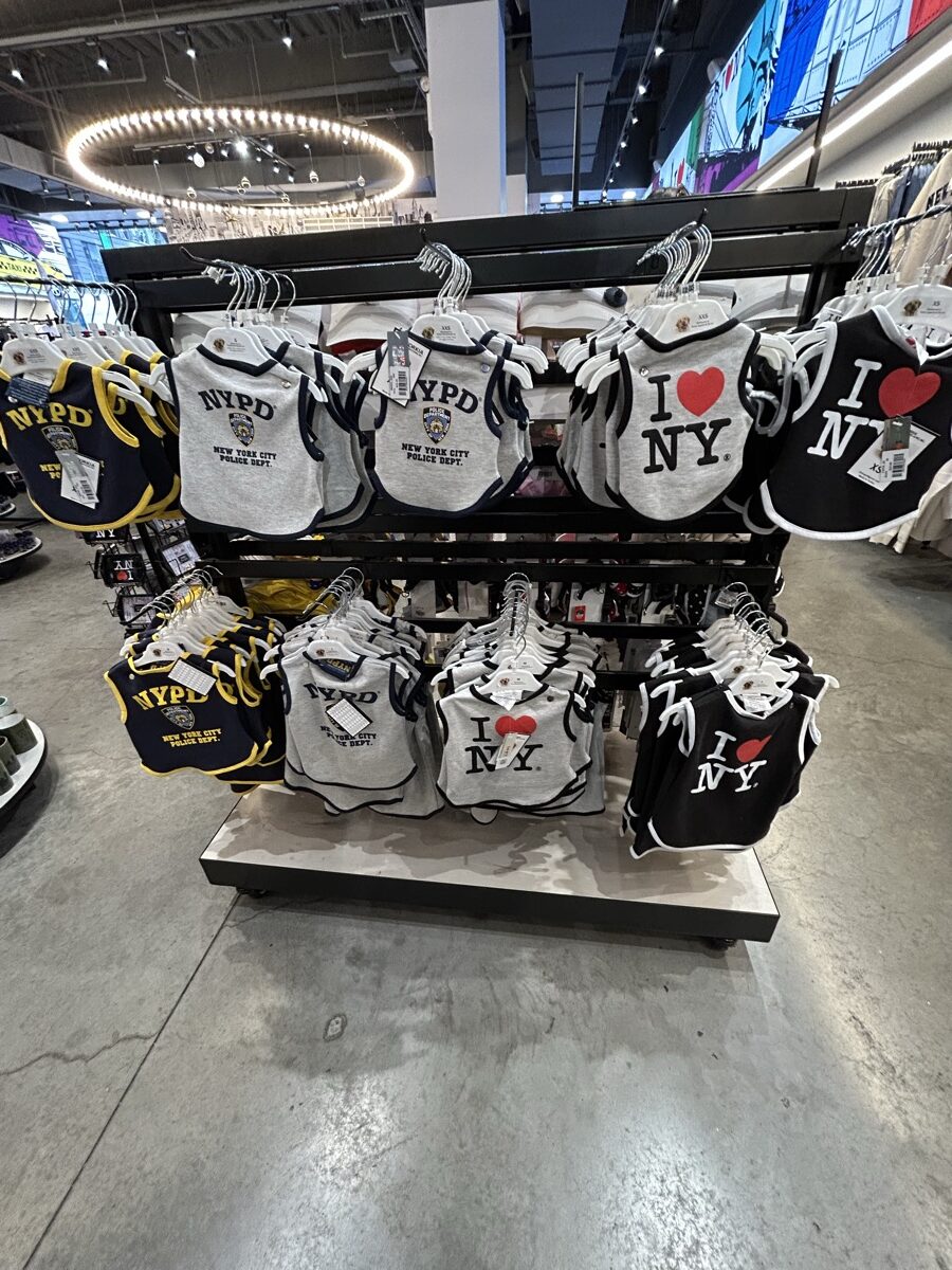 犬用のNYPDやI LOVE NY服が並ぶペット用品売り場