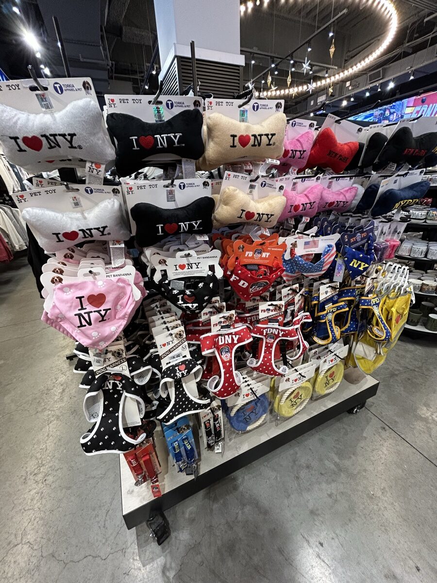I LOVE NYやFDNY、NYPD風の犬用バンダナとハーネスが並ぶ棚