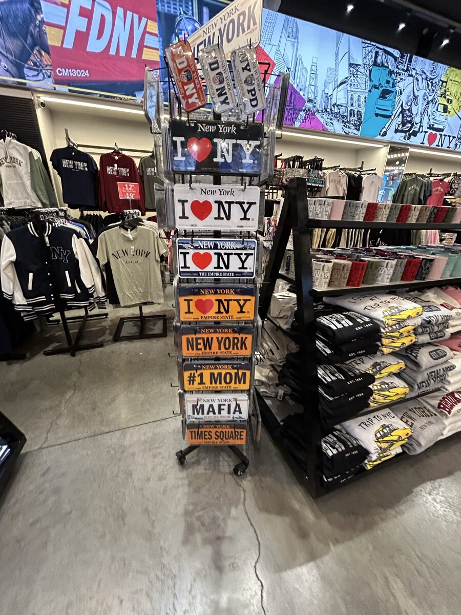 I LOVE NYやTimes Squareなどの文字が入ったナンバープレート風のお土産