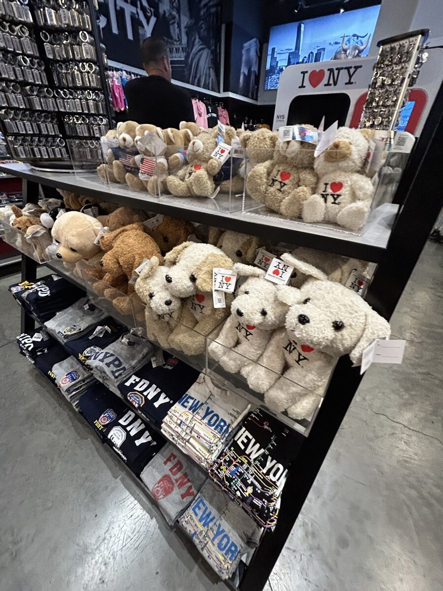 I LOVE NYロゴ入りの犬やクマのぬいぐるみが並ぶ棚