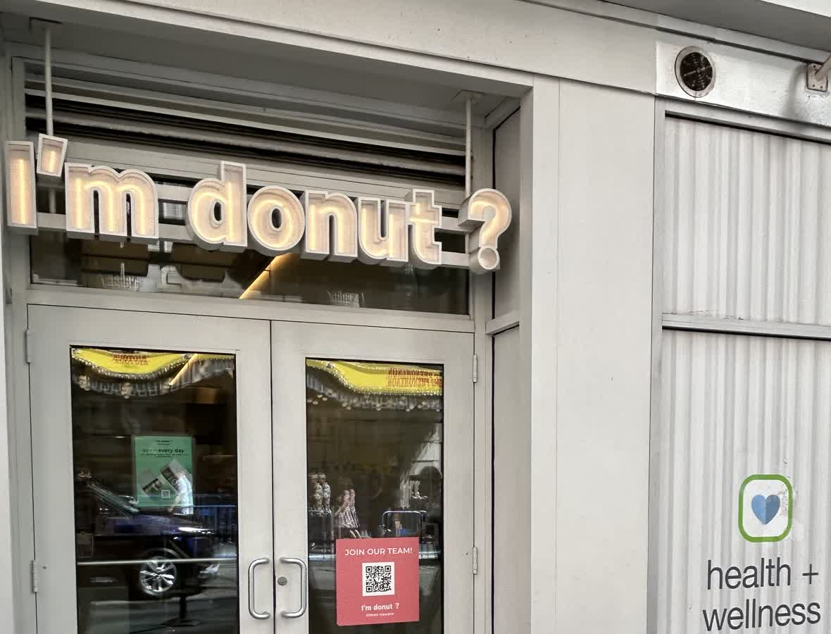 I’m donut ? Times Square入口上のロゴと白い外観