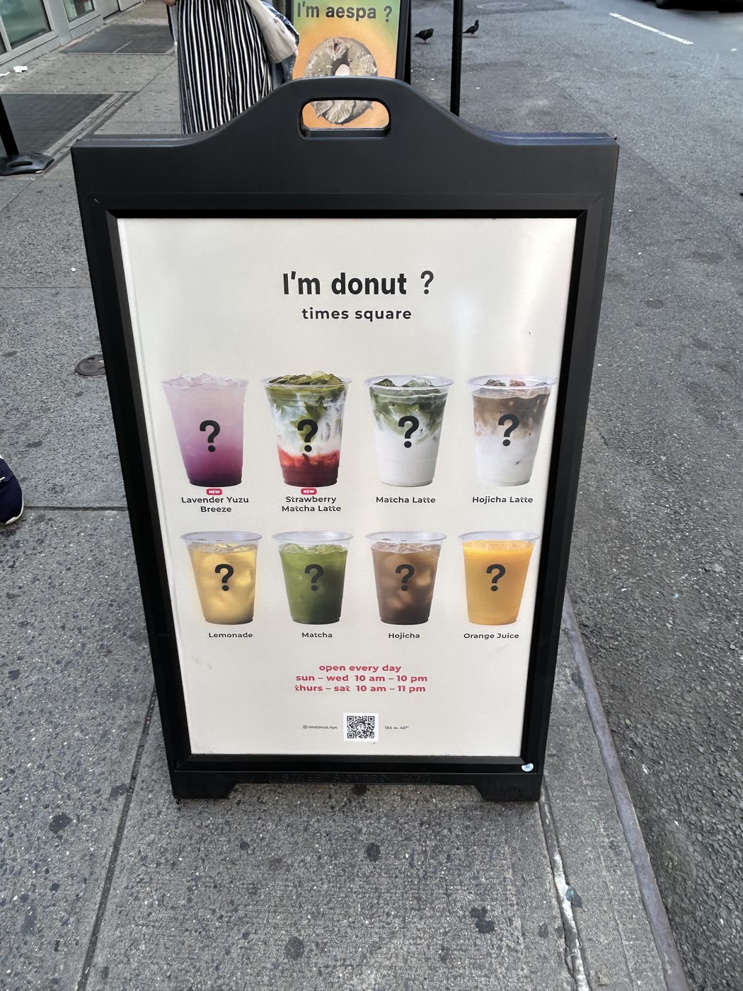 I’m donut ? Times Square店頭に出ている抹茶やほうじ茶などのドリンク看板