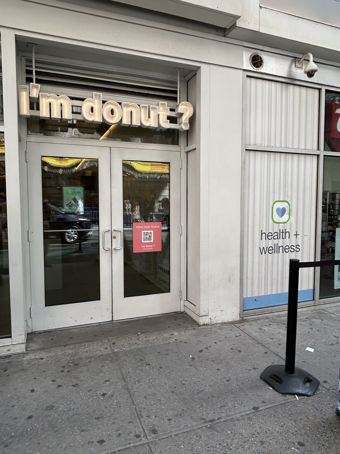 I’m donut ? Times Squareの入口とロープのある歩道