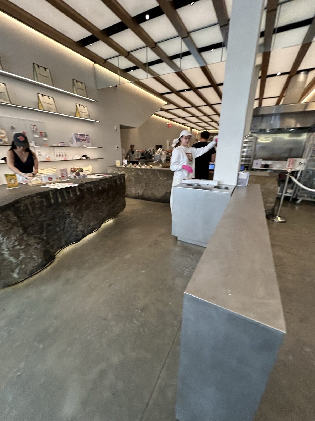 I’m donut ? Times Squareの白い店内と石のカウンター