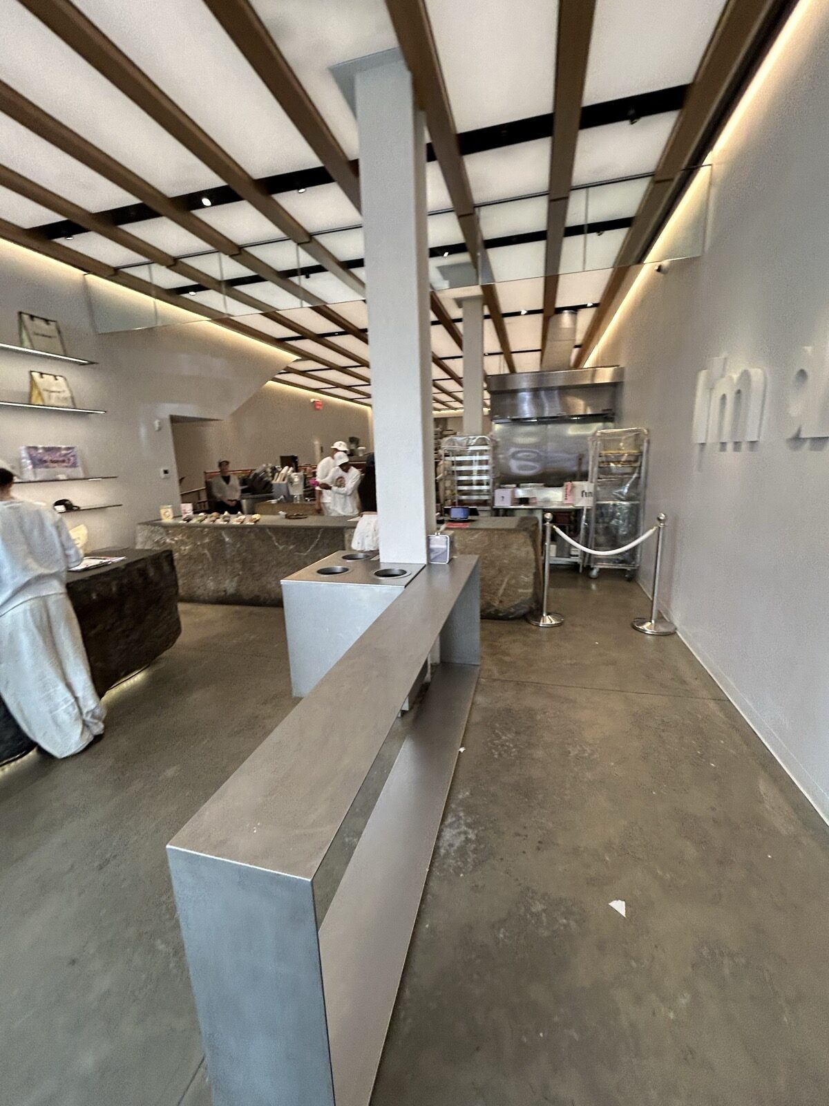 I’m donut ? Times Square店内の注文カウンターとスタッフ