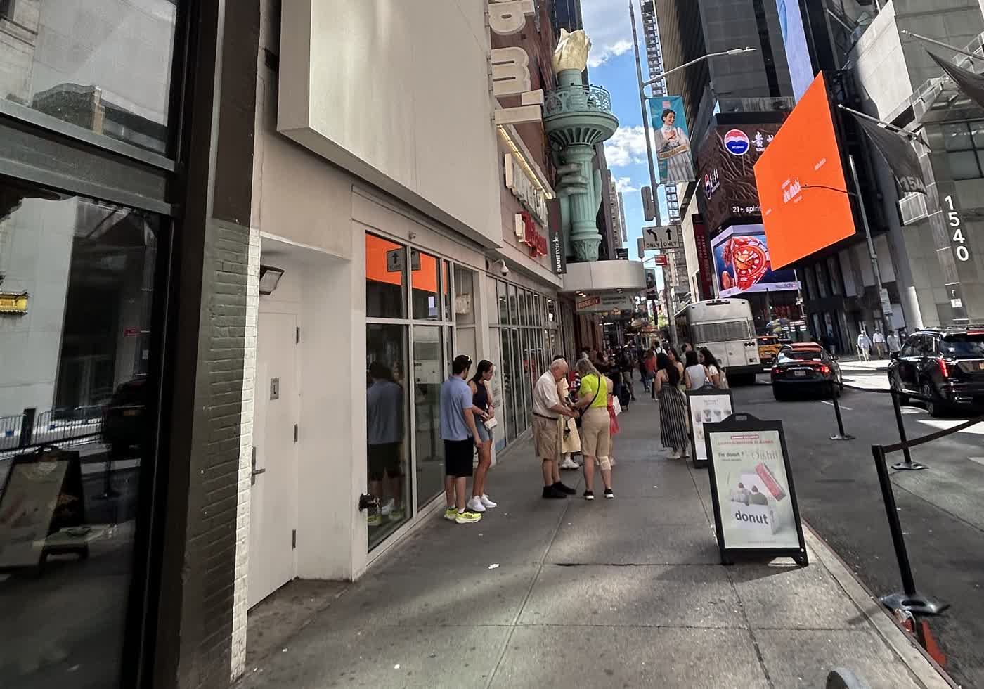 I’m donut ? Times Square前の歩道と列の動線
