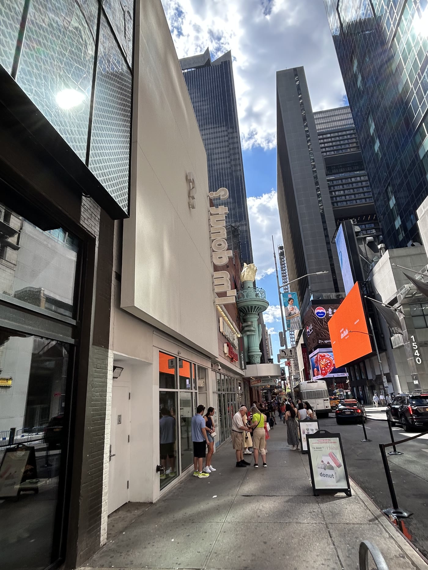タイムズスクエアのビル街とI’m donut ? Times Square外観