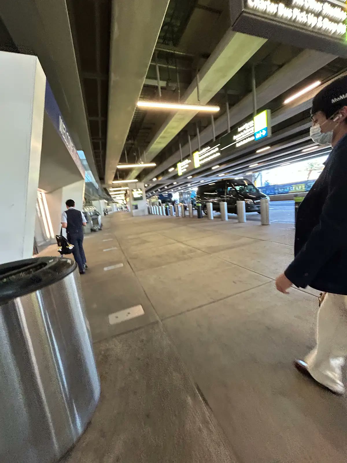 ラガーディア空港到着階の車寄せと案内表示