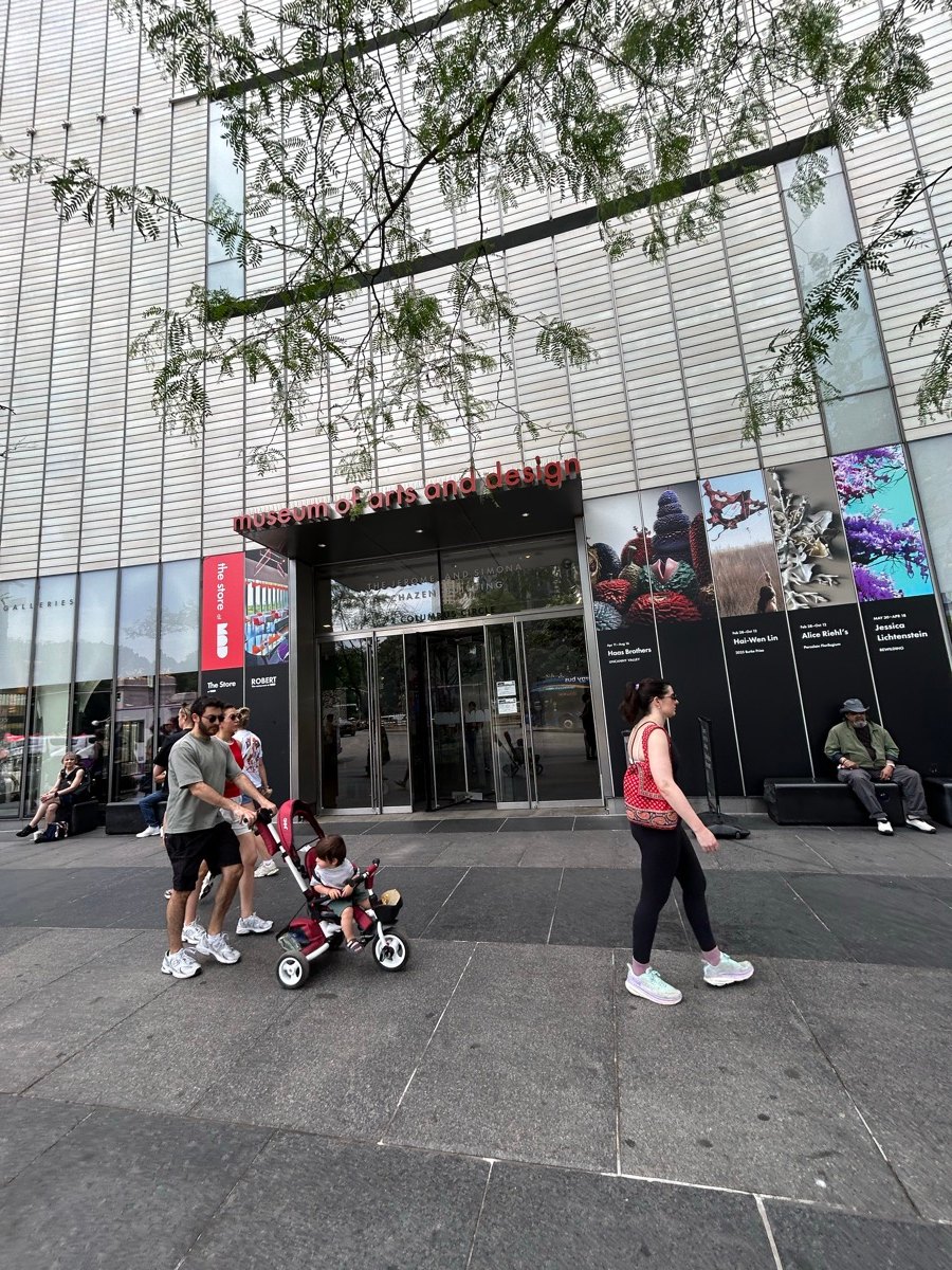 コロンバスサークル近くにあるMuseum of Arts and Designの外観と入口