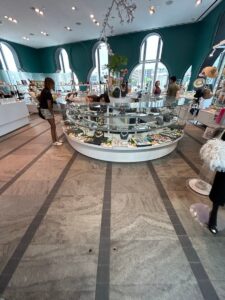 The Store at MADの明るい店内と中央の丸いディスプレイ