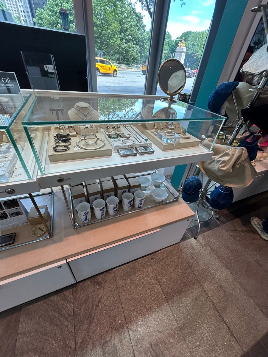 The Store at MADのガラスケースに並ぶジュエリーや小物