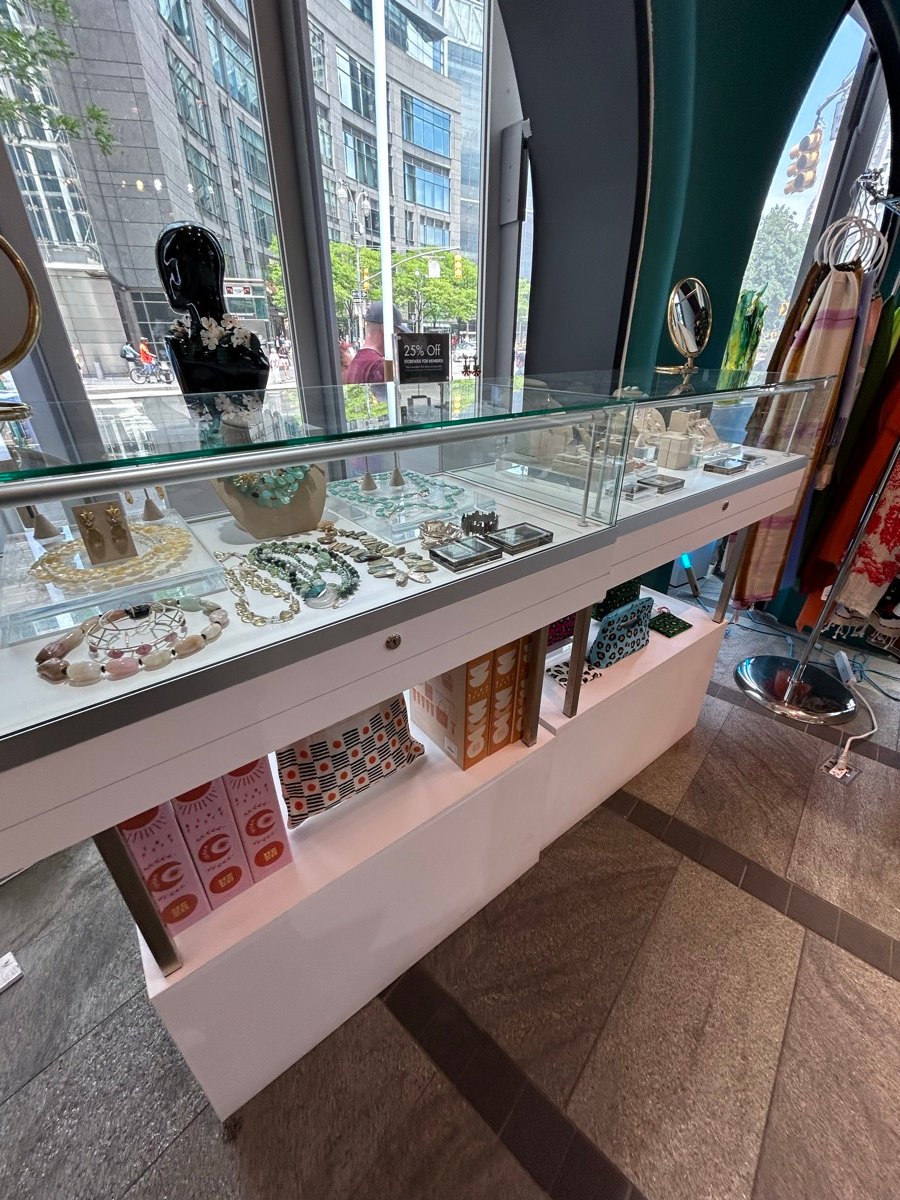 窓際に置かれたThe Store at MADのジュエリーケースと小物