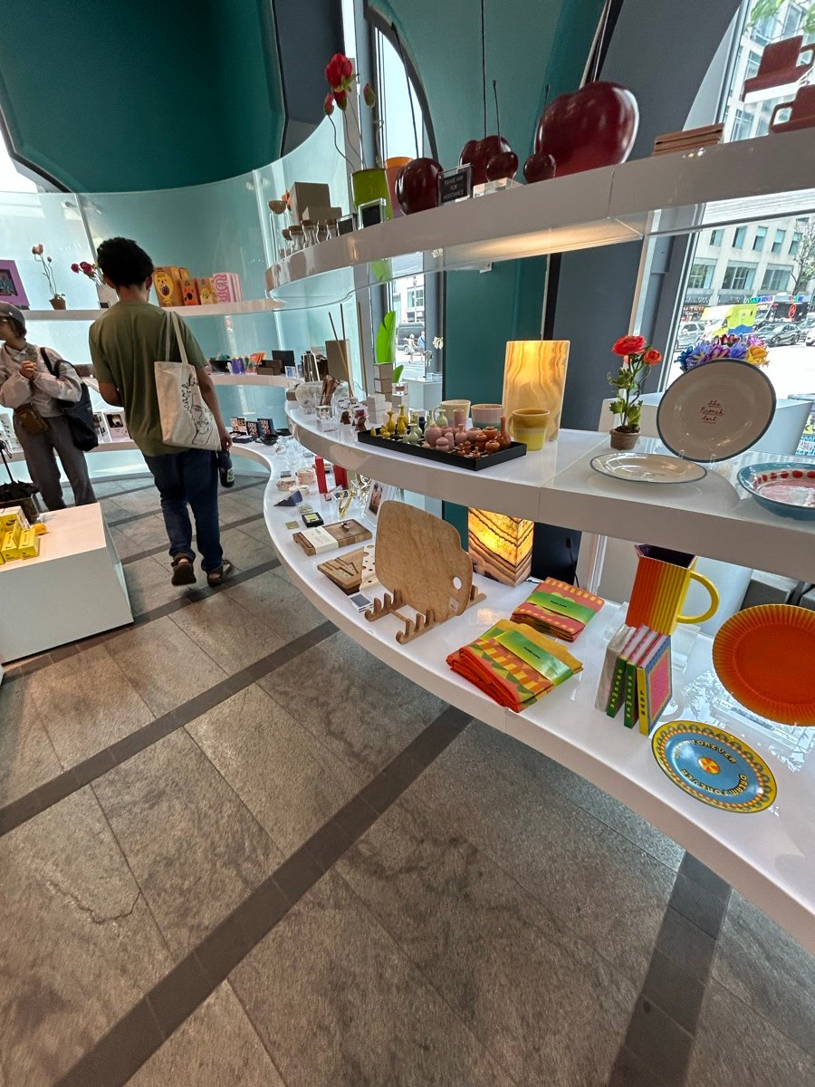 The Store at MADで器やホーム雑貨が並ぶ棚
