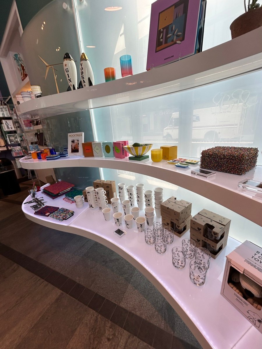 The Store at MADの棚に並ぶグラスや小物、器