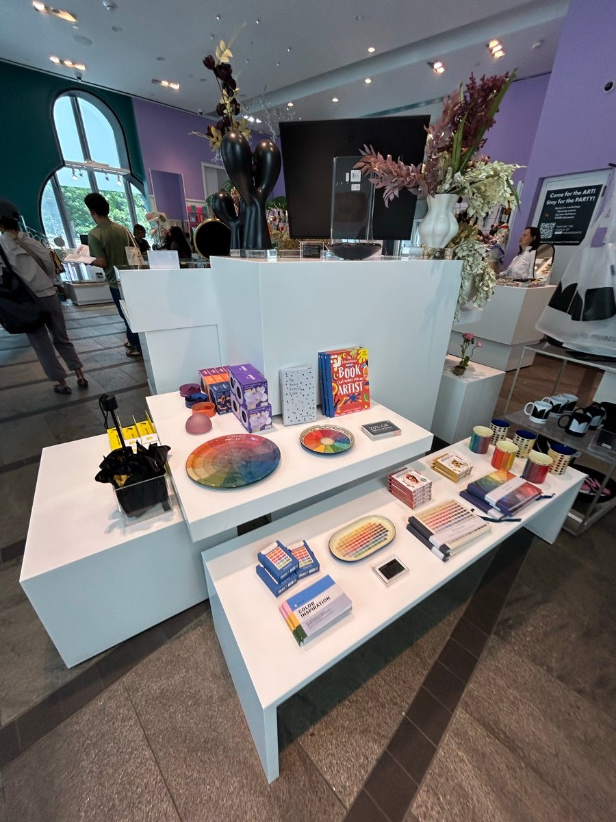 The Store at MADのテーブルに並ぶ小物やギフト向け商品