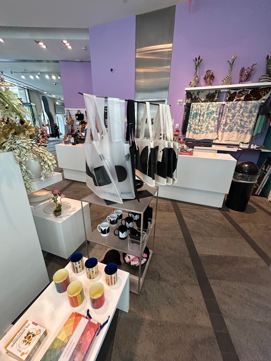 The Store at MADの店内通路と白い商品棚