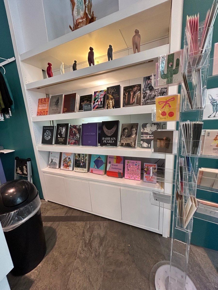 The Store at MADの棚に並ぶアートブックやカード類