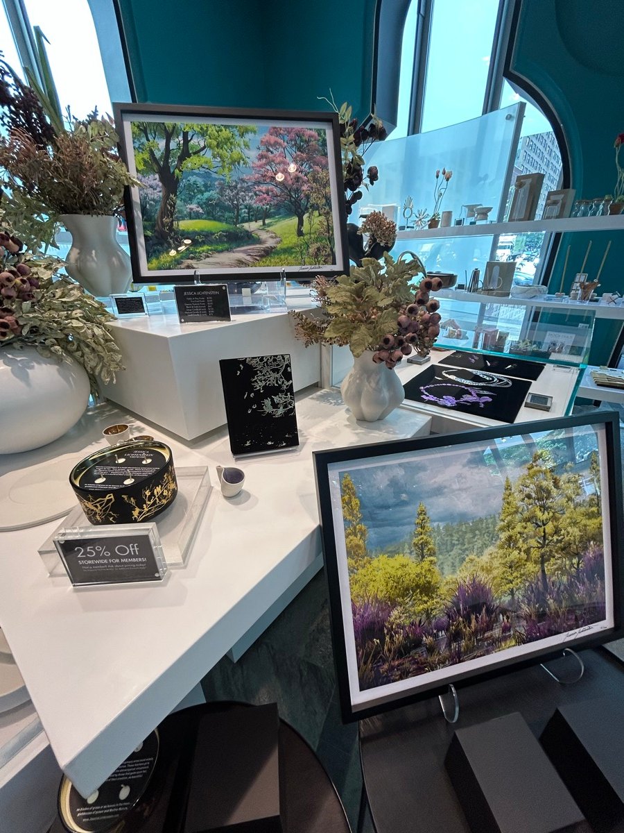 The Store at MADに並ぶ写真、器、小さなアートオブジェ