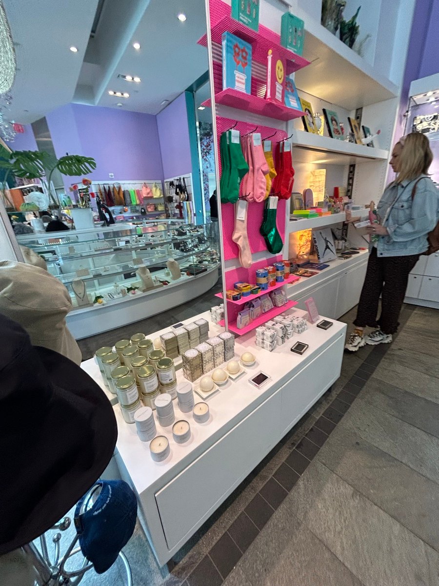 The Store at MADのカラフルな小物ディスプレイ