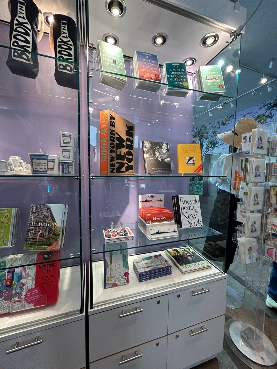 The Store at MADのディスプレイケースに並ぶ本や小物
