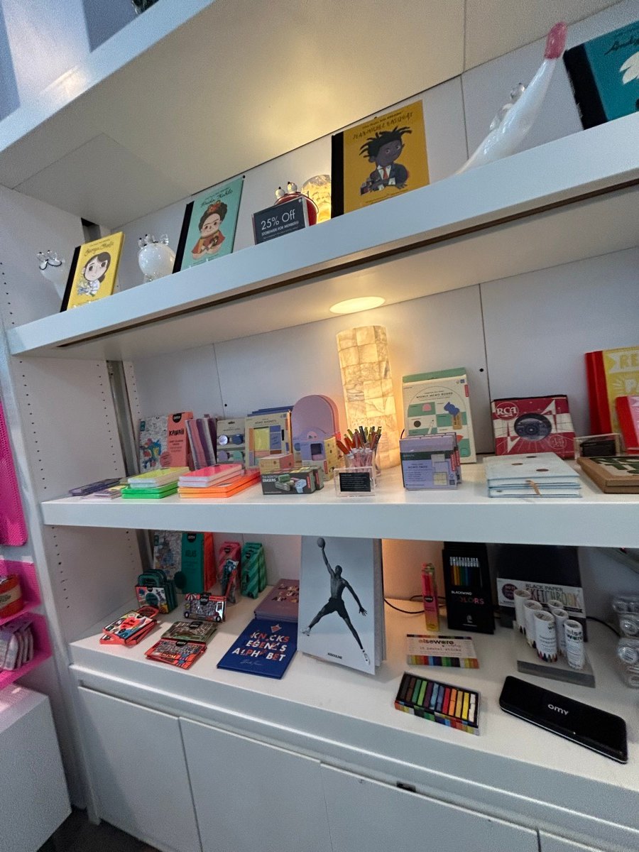 The Store at MADの棚に並ぶ小さな本や雑貨