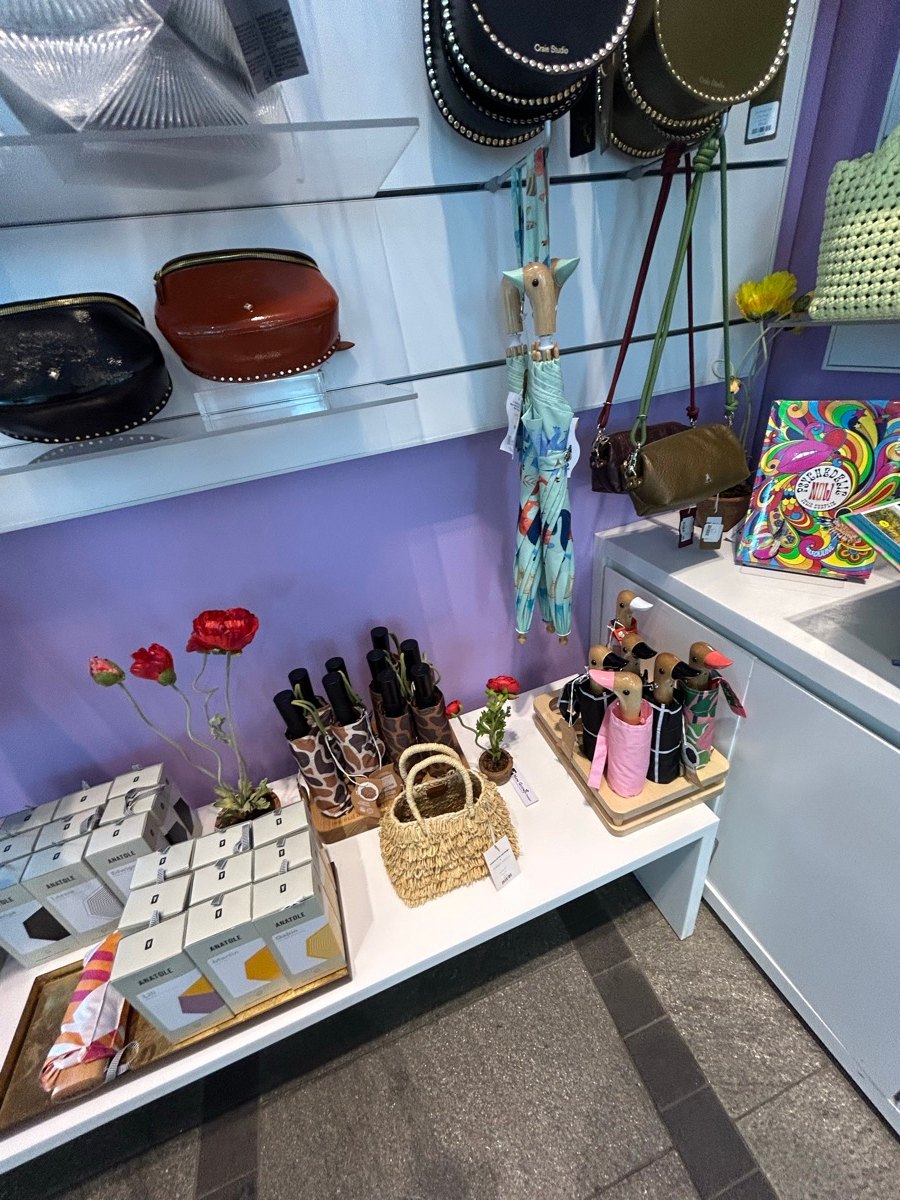 The Store at MADに並ぶ小物やアクセサリー