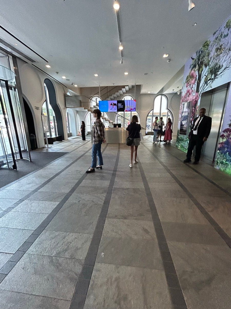 The Store at MADから見た館内通路と大きな窓