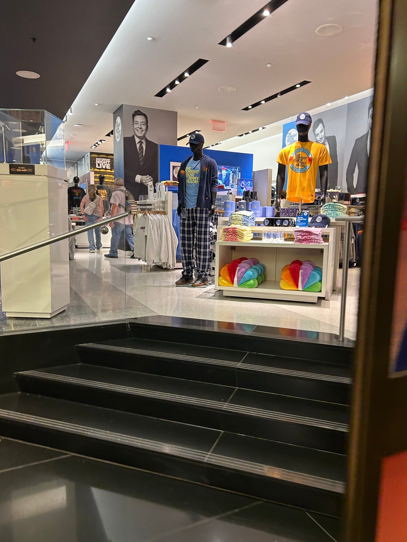 ロックフェラーセンター内のThe Shop at NBC Studios入口階段と店内ディスプレイ