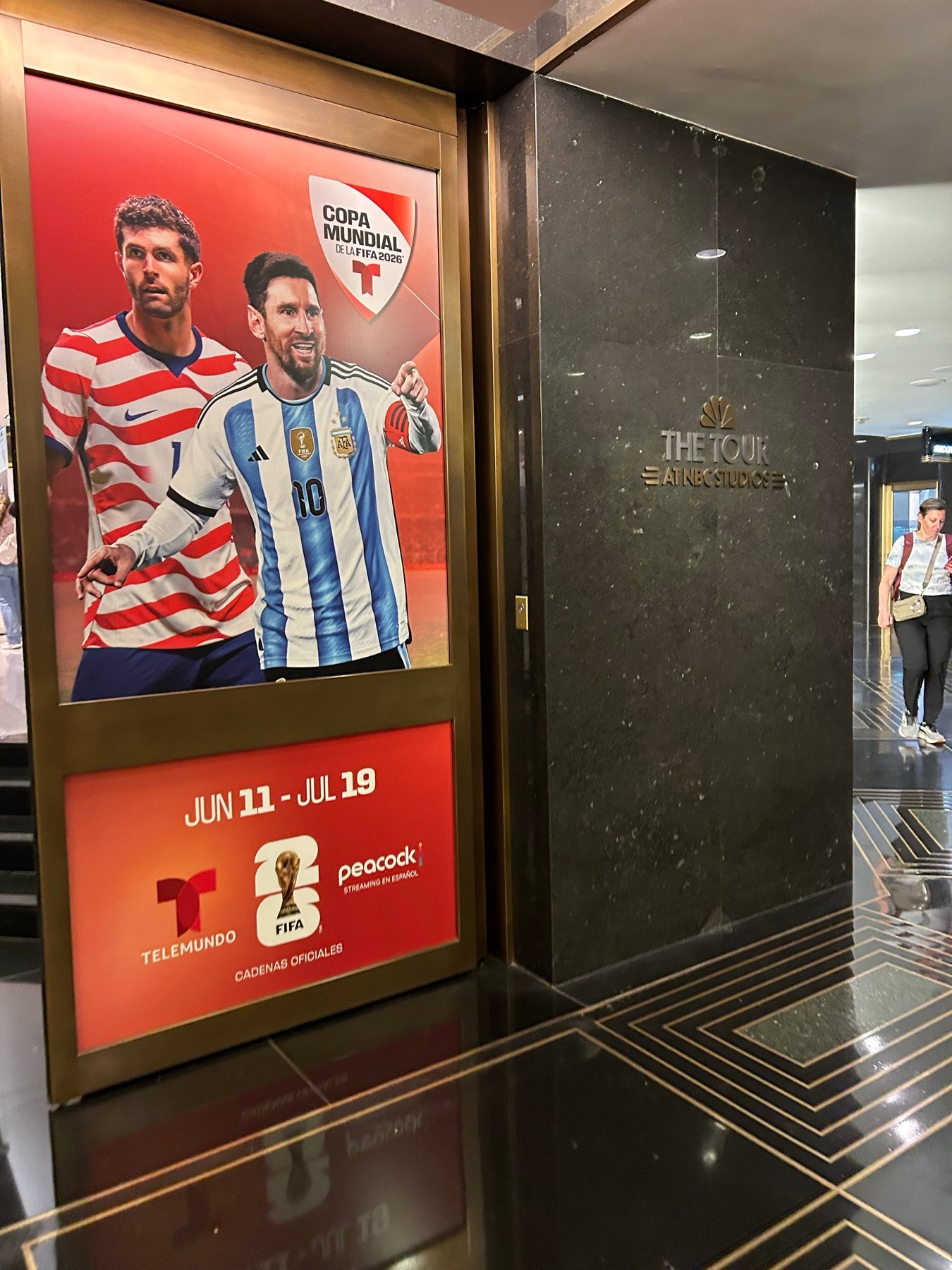 2026年サッカーワールドカップの選手が写るNBCストア前の告知パネル