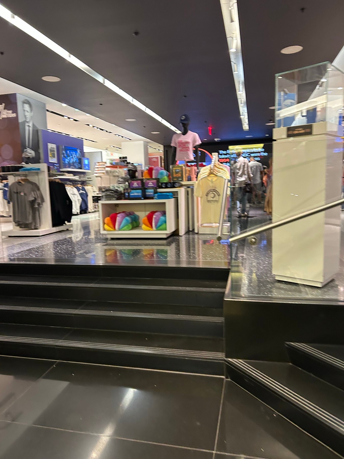 NBCストア入口付近に並ぶ番組Tシャツやカラフルなピーコックグッズ