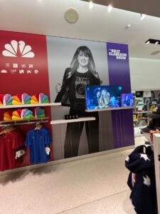 TODAYのキャスター写真とNBCピーコックロゴが大きく掲げられた店内壁面