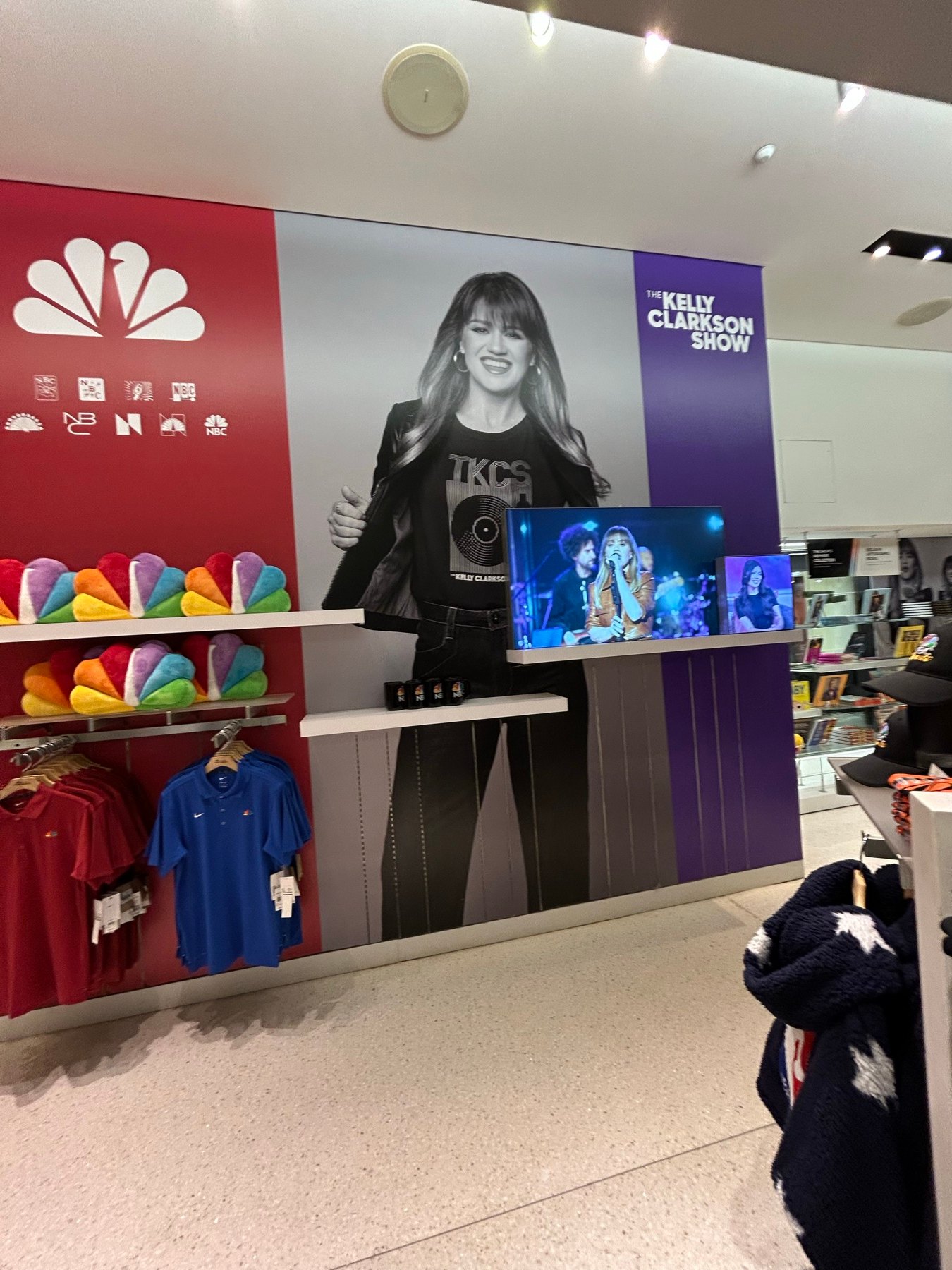 TODAYのキャスター写真とNBCピーコックロゴが大きく掲げられた店内壁面