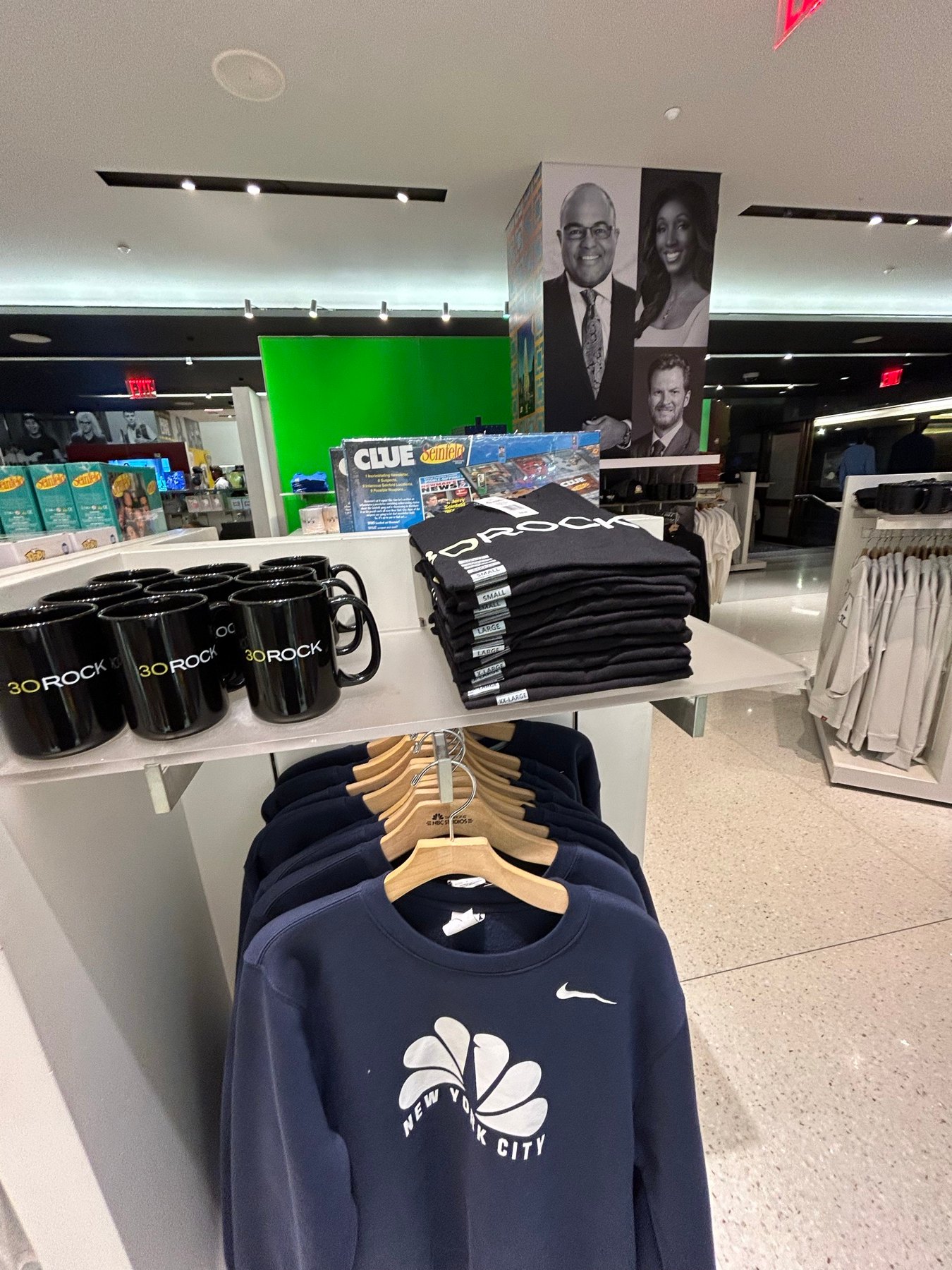 Law and Order関連のスウェットやマグカップが並ぶNBCストアの棚