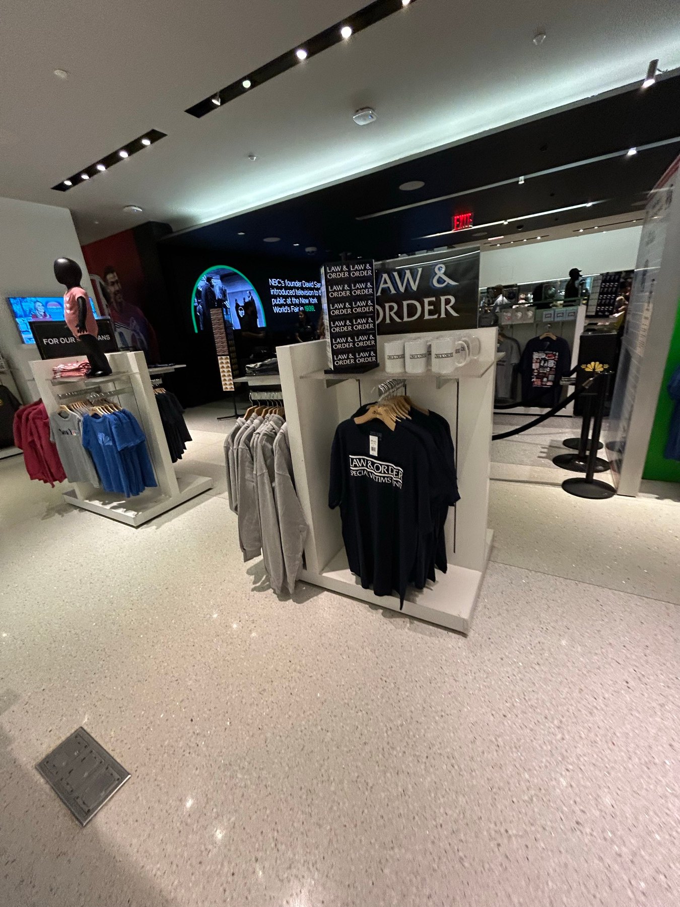 Law and Order SVUのTシャツやスウェットが並ぶ店内ラック