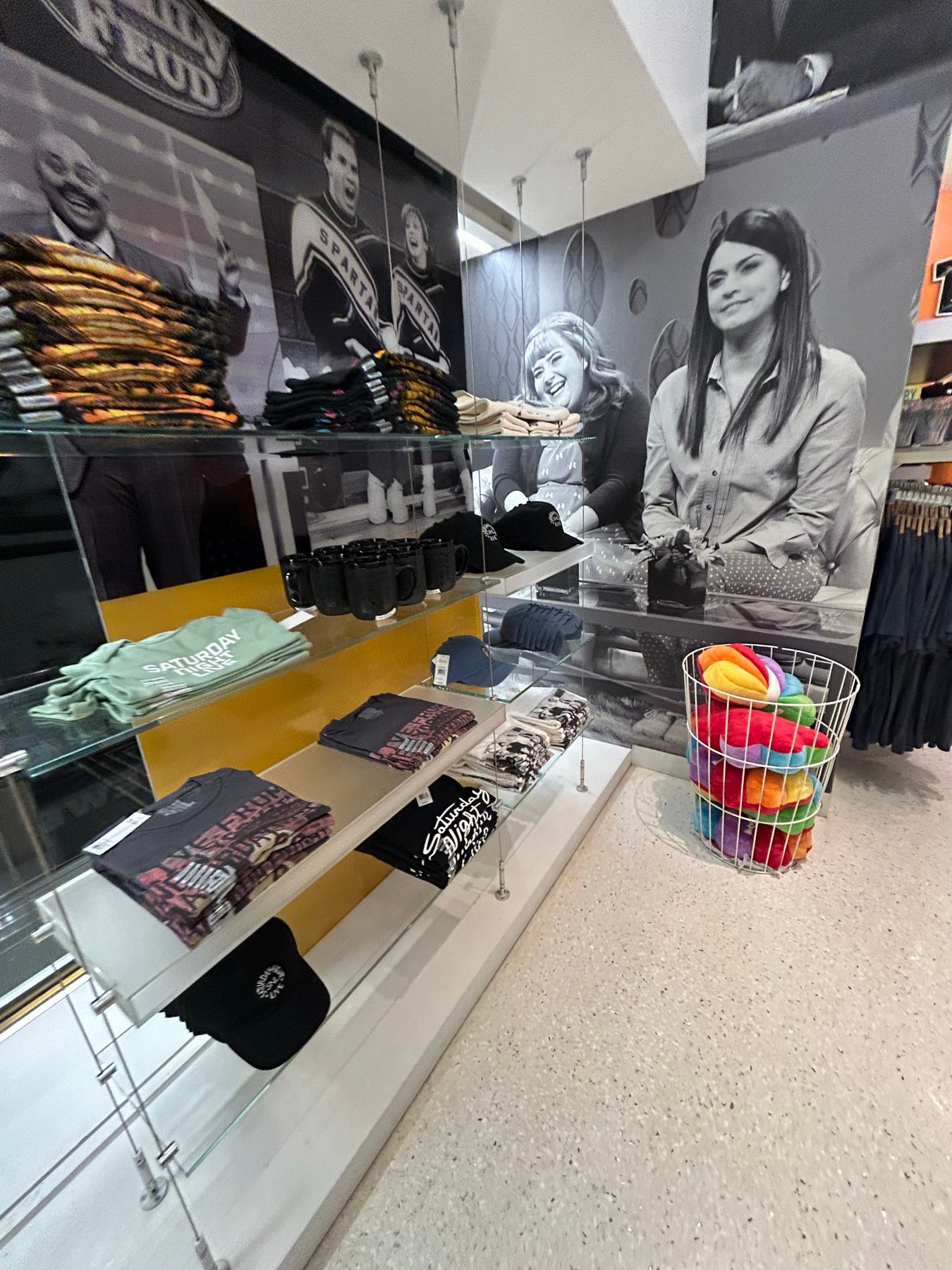 The Voiceの大きな写真とNBC番組グッズが並ぶ店内ディスプレイ