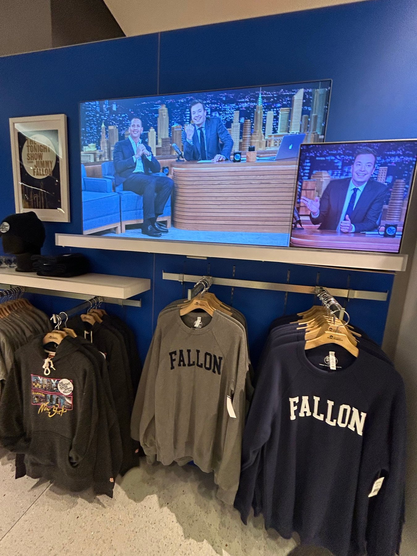 The Tonight Show Starring Jimmy Fallonのロゴ入りパーカーが並ぶ棚