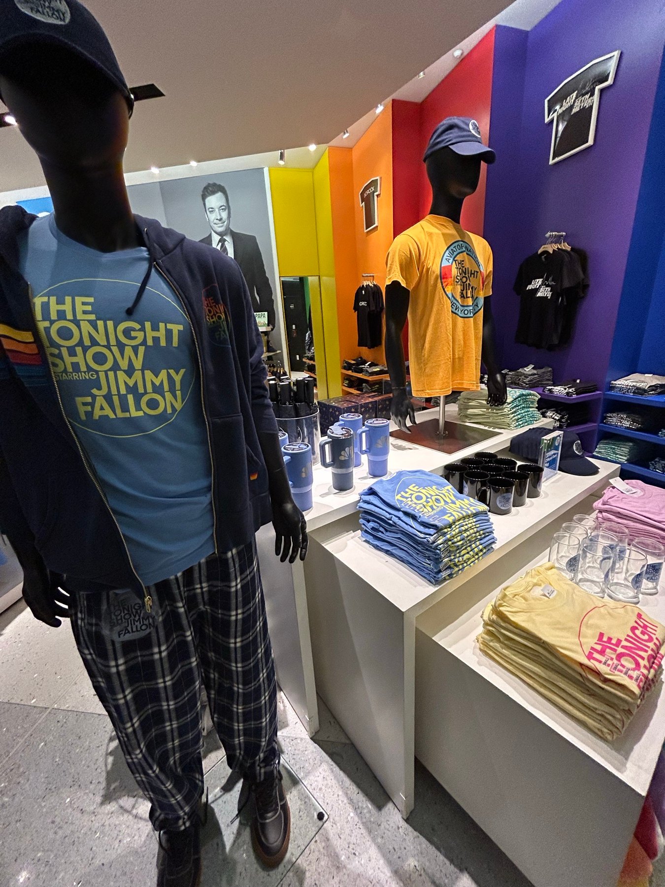 The Tonight Show Starring Jimmy FallonのTシャツや小物が並ぶ棚