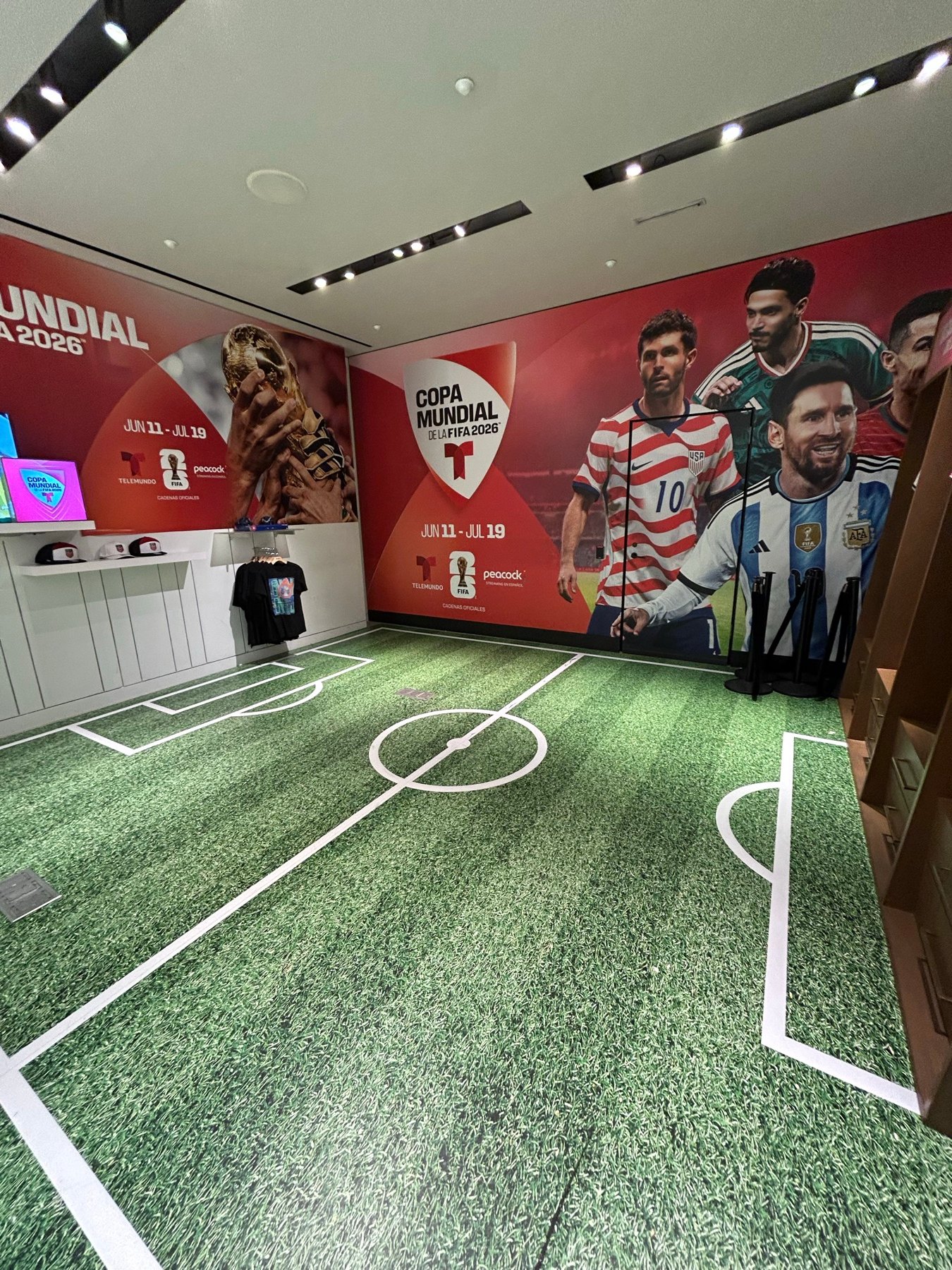 NBCストア内に設置されたサッカー場のようなワールドカップ特設展示