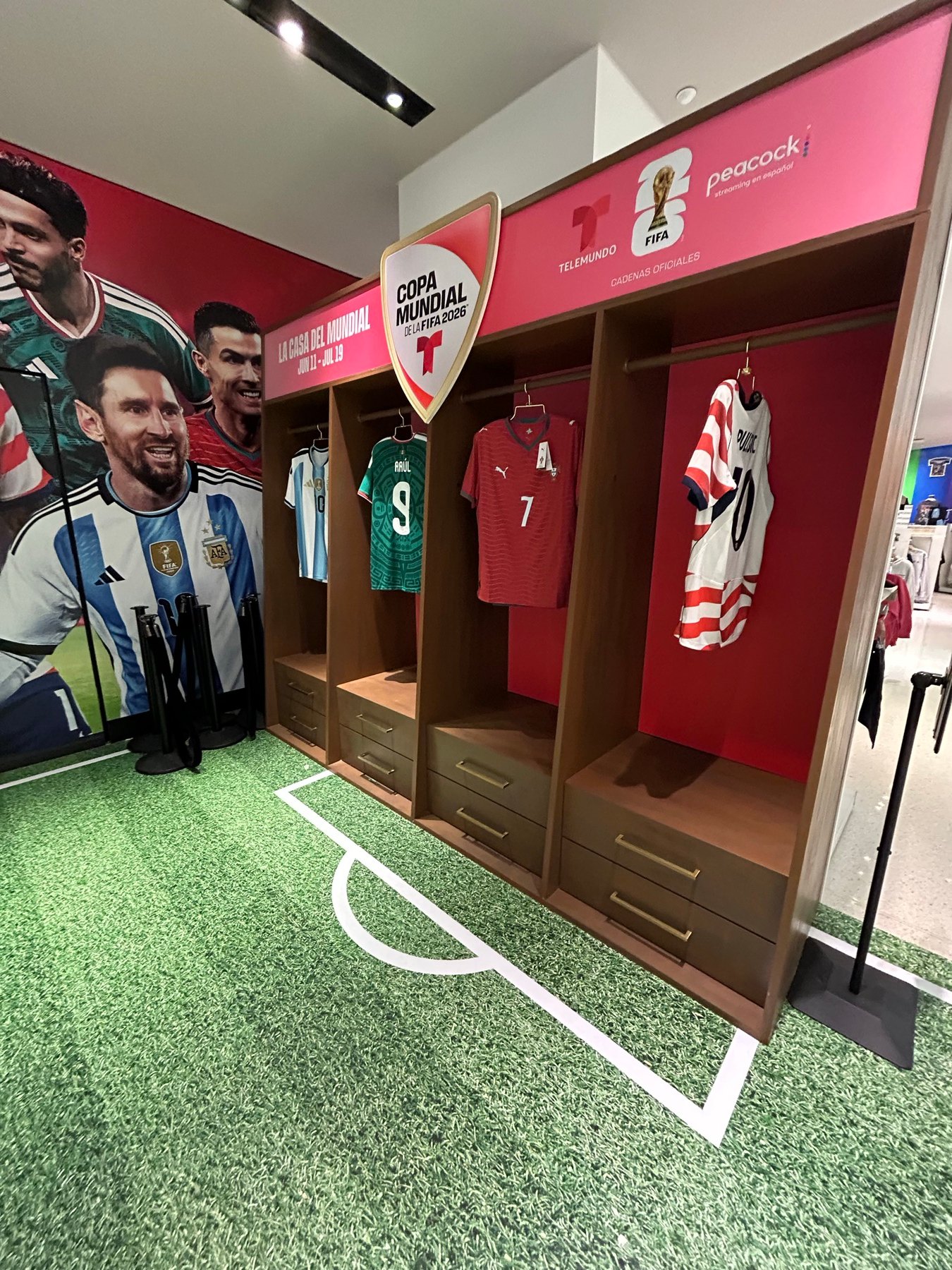 サッカーワールドカップのユニフォームと選手パネルがあるロッカー風展示
