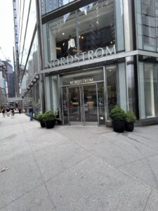 ニューヨーク57丁目にあるNordstrom NYC Flagshipの入口と外観