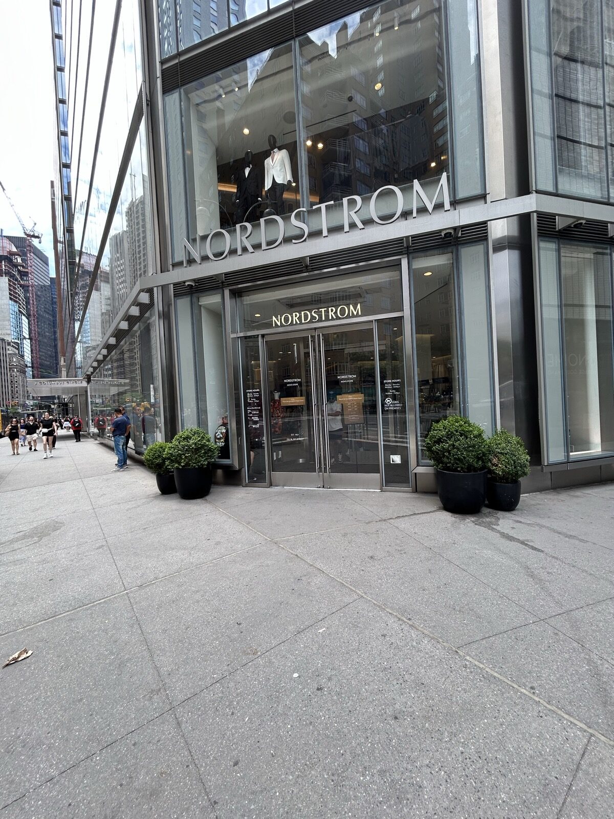 ニューヨーク57丁目にあるNordstrom NYC Flagshipの入口と外観