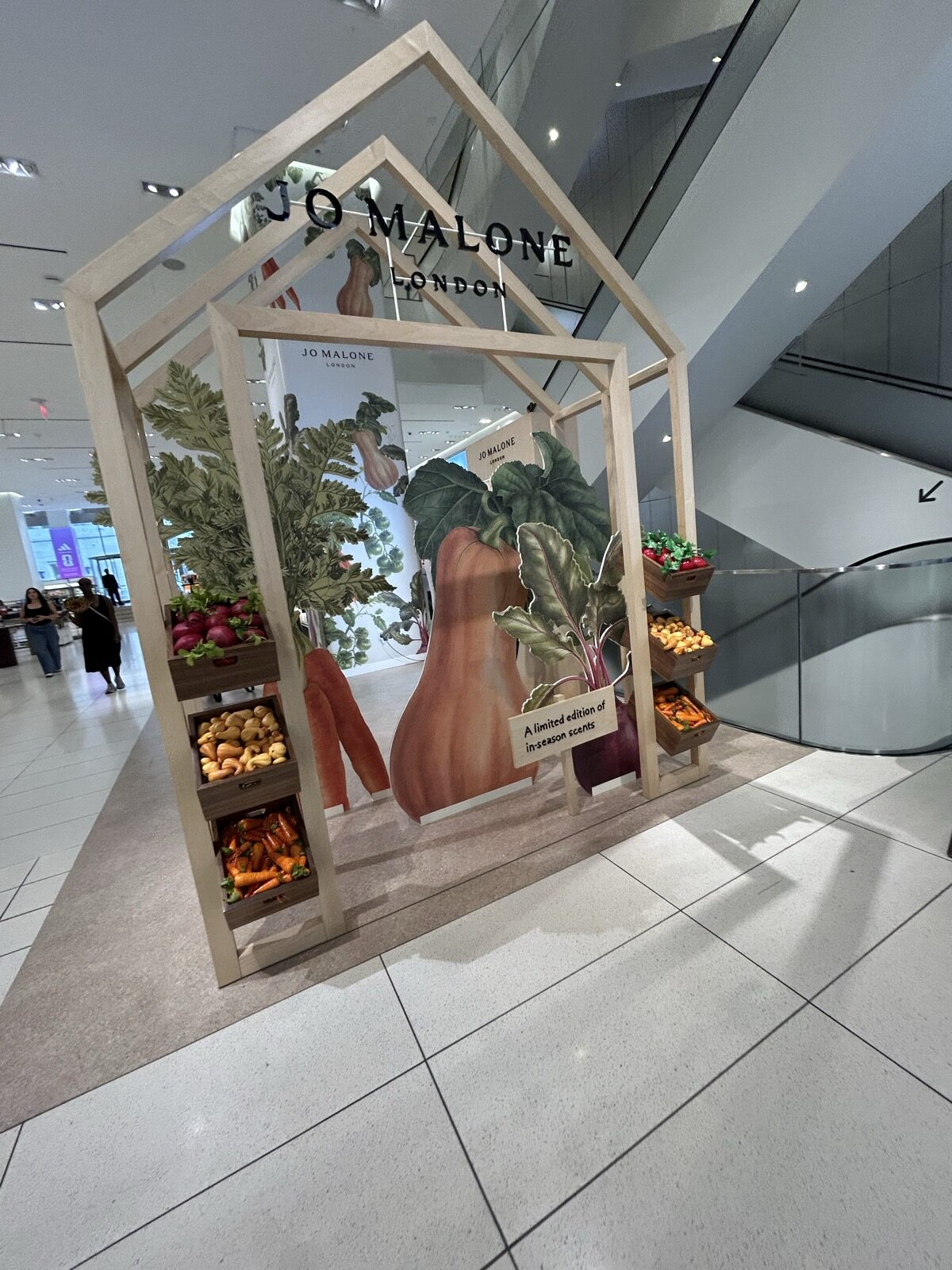 Nordstrom NYC FlagshipにあるJo Malone Londonの香水ディスプレイ