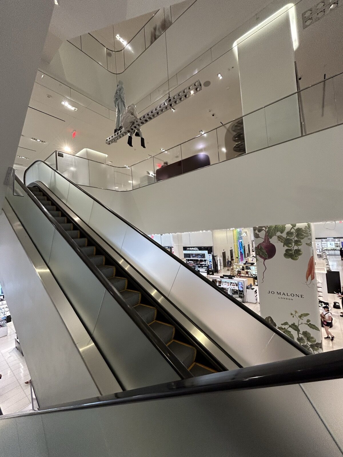 Nordstrom NYC Flagship店内の吹き抜けとエスカレーター