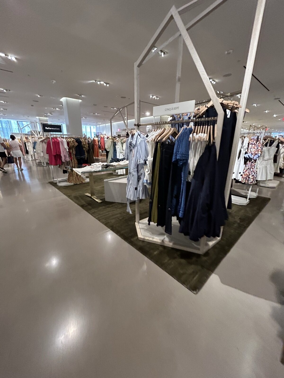 Nordstrom NYC Flagshipに並ぶ女性向け衣類ラック
