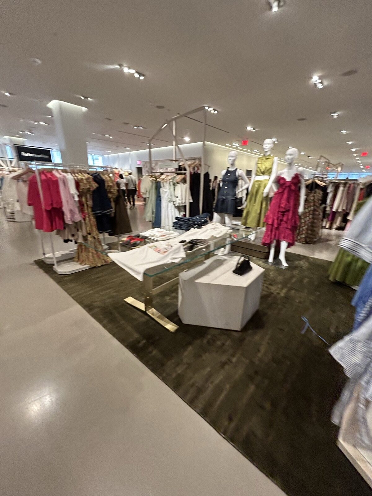 Nordstrom NYC Flagshipの女性服とテーブルディスプレイ