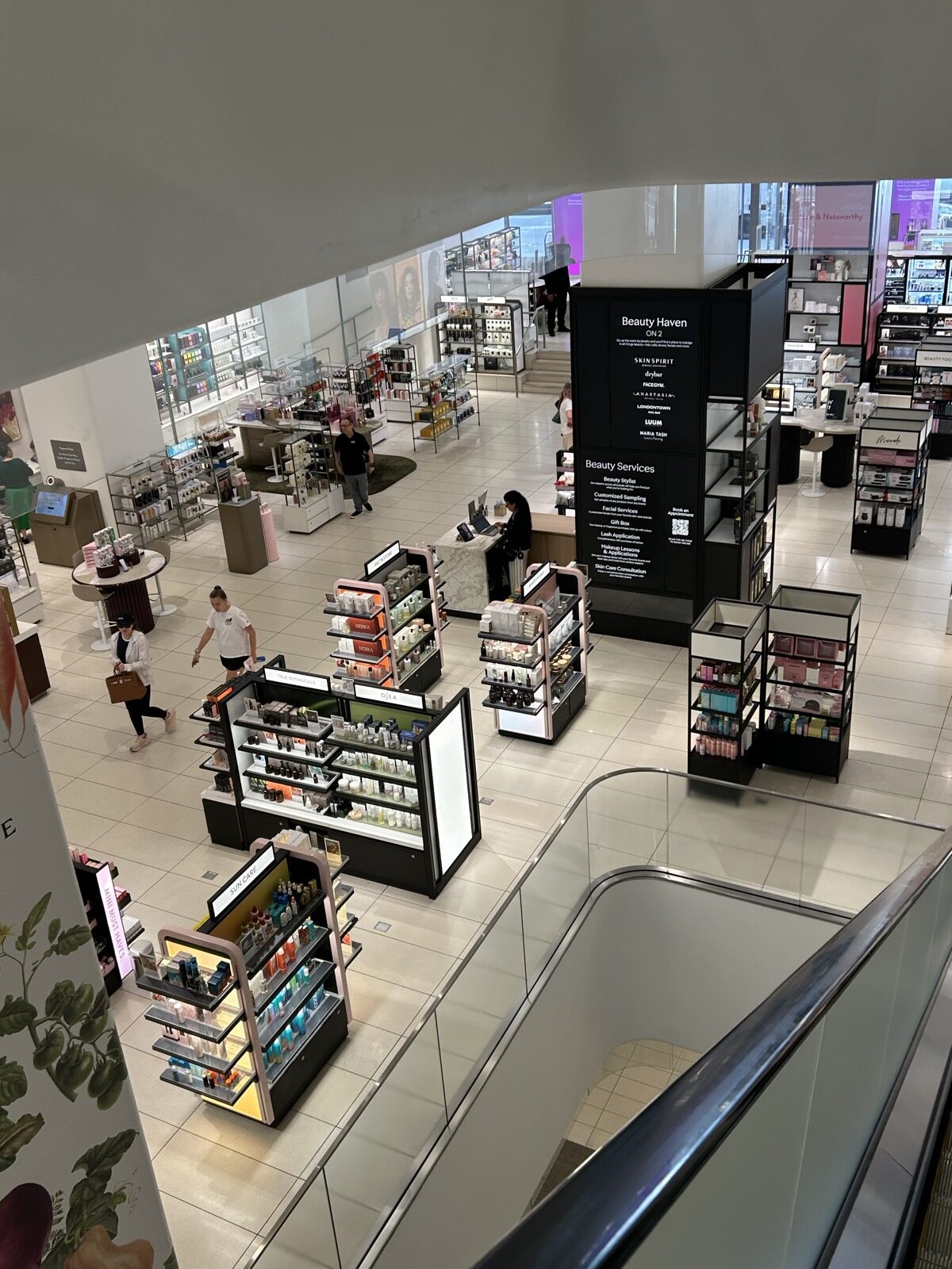 Nordstrom NYC Flagshipのビューティー売り場を上から見た様子