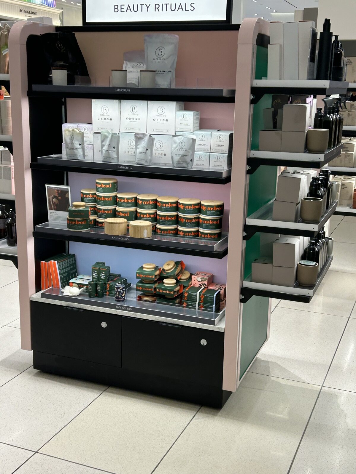 Nordstrom NYC FlagshipのBeauty Villageに並ぶ美容アイテムの棚