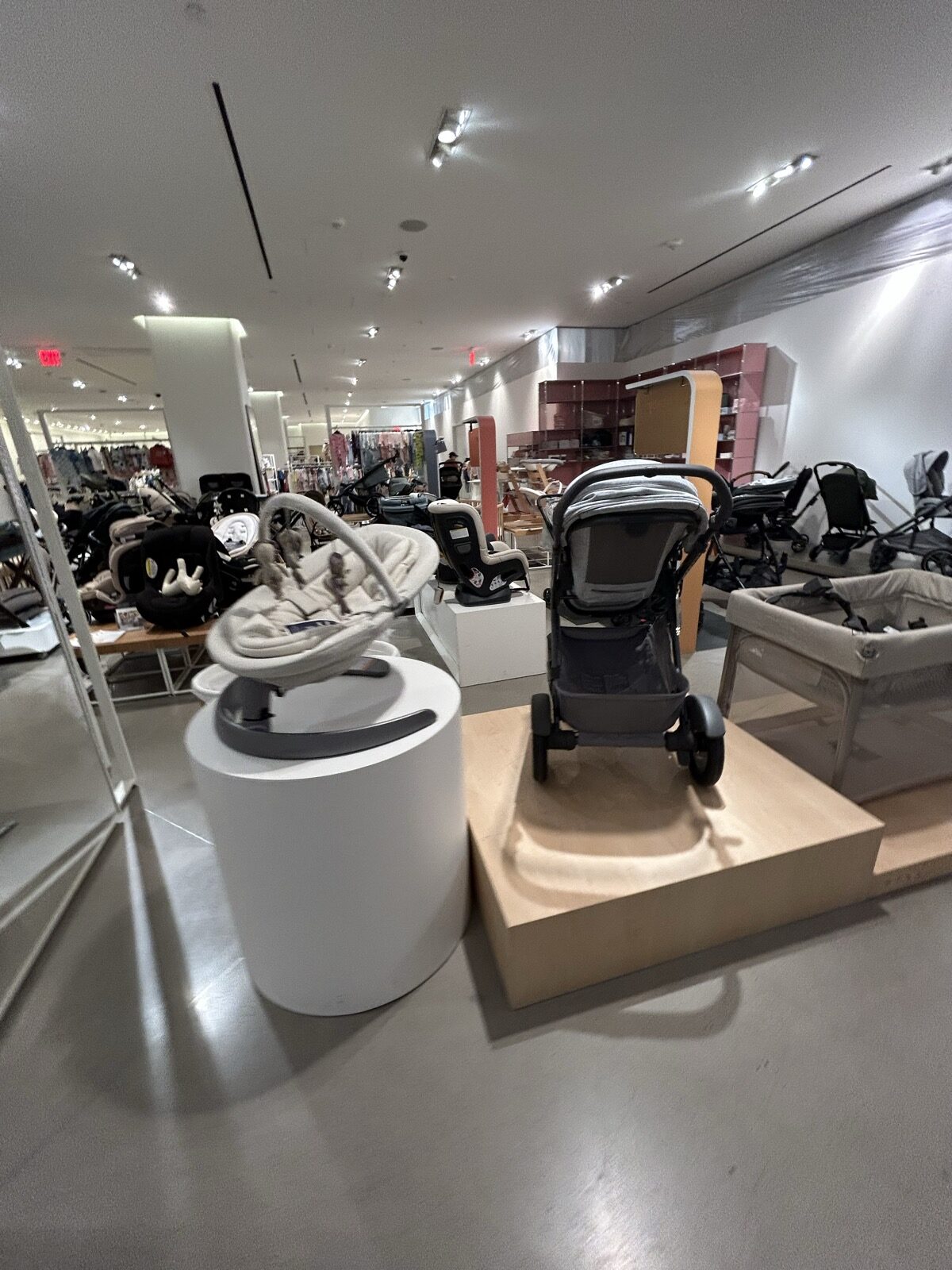 Nordstrom NYC Flagshipに並ぶベビー用品とベビーカー
